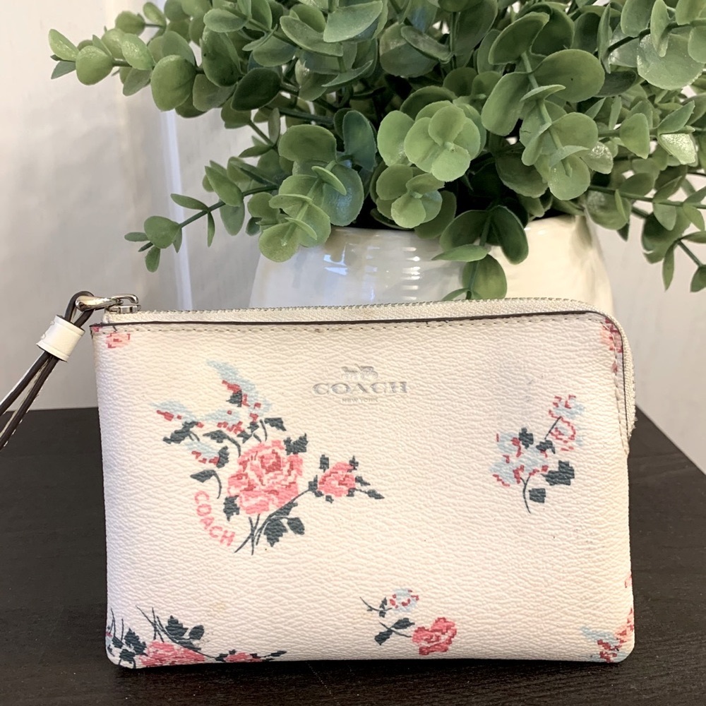COACH CREAM WRISTLET WITH FLOWERS